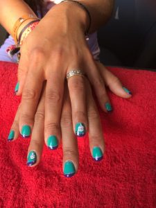 Turquoise gellac nagels met donkerblauwe  